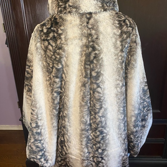 Lindi Animal Print Faux-fur Cape - Picture 16 of 16